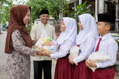 Siswa Madrasia Belajar Berbagi melalui Kegiatan Bakti Sosial untuk Warga Sekitar