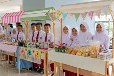 Serunya Market Day Madrasia, Siswa Belajar Berwirausaha dari Membuat Produk hingga Melayani Pembeli